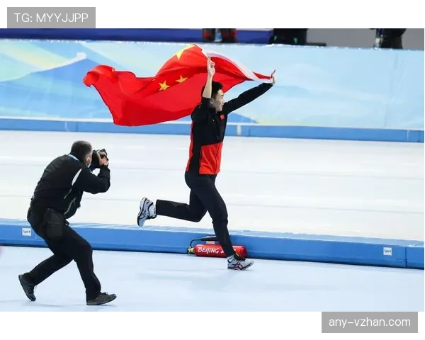 高亭宇训练完直接睡冰场，这人是真不怕冷还是拿冠军当暖宝宝？